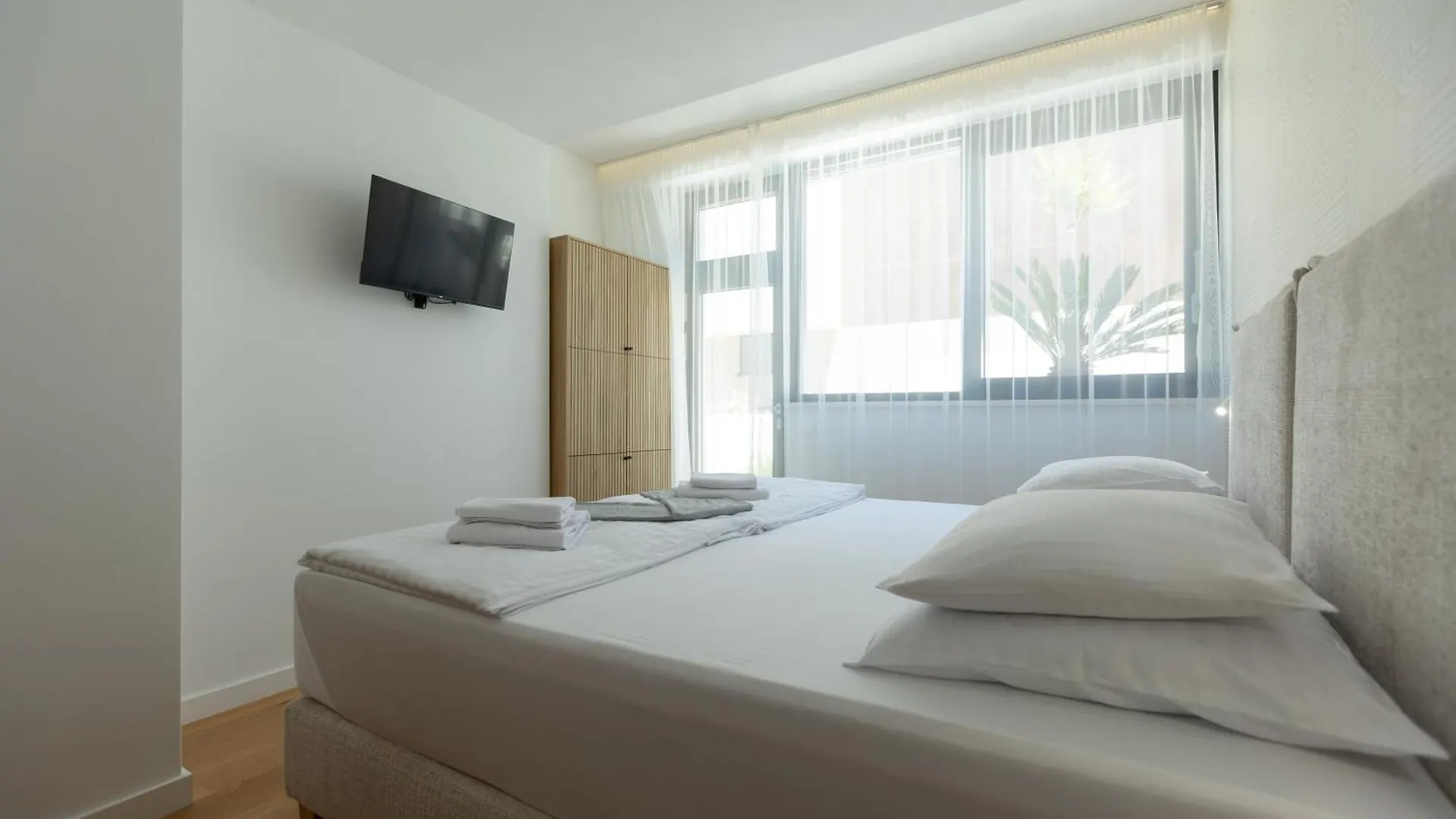 Adria Resort - Seafront Villa A ザトン