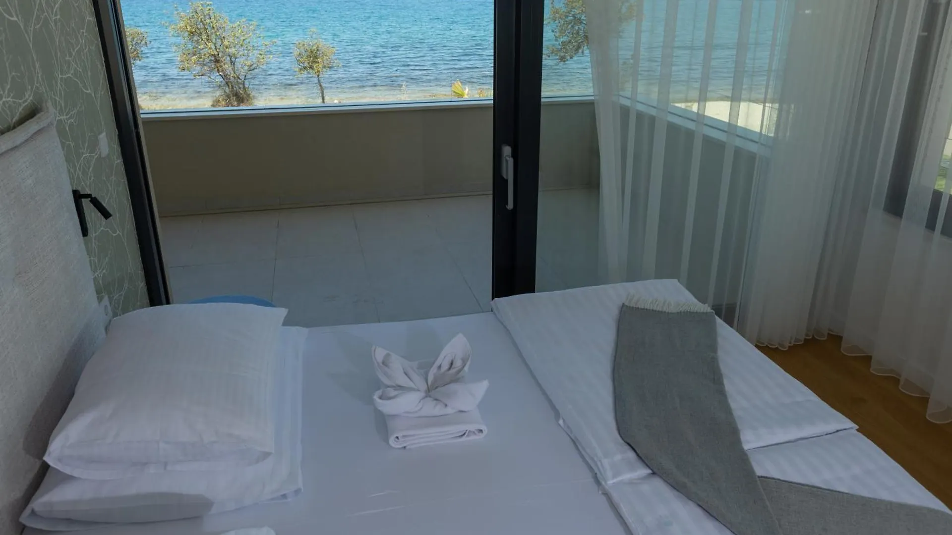 Adria Resort - Seafront Villa A  ザトン