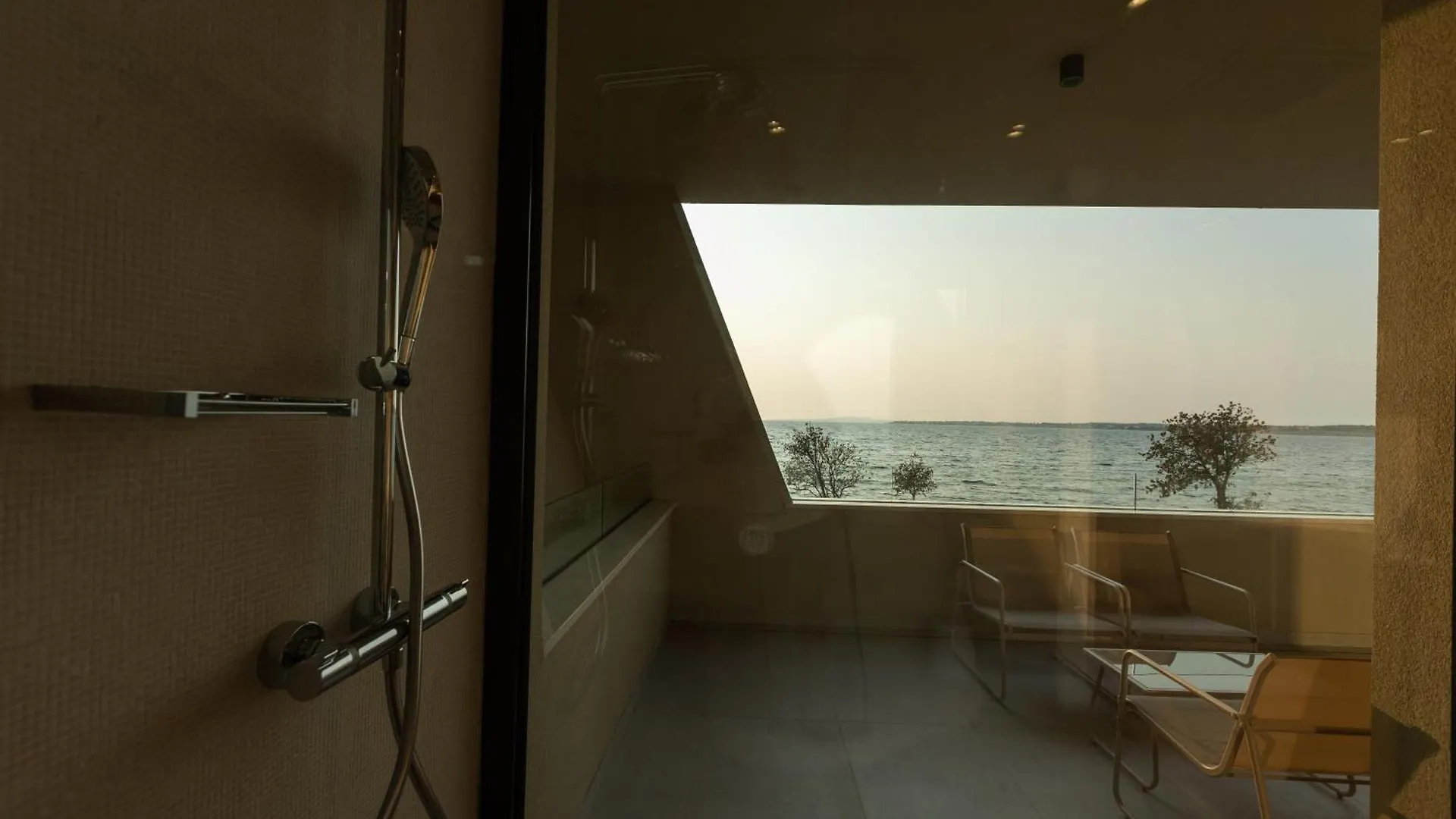 Adria Resort - Seafront Villa A ザトン